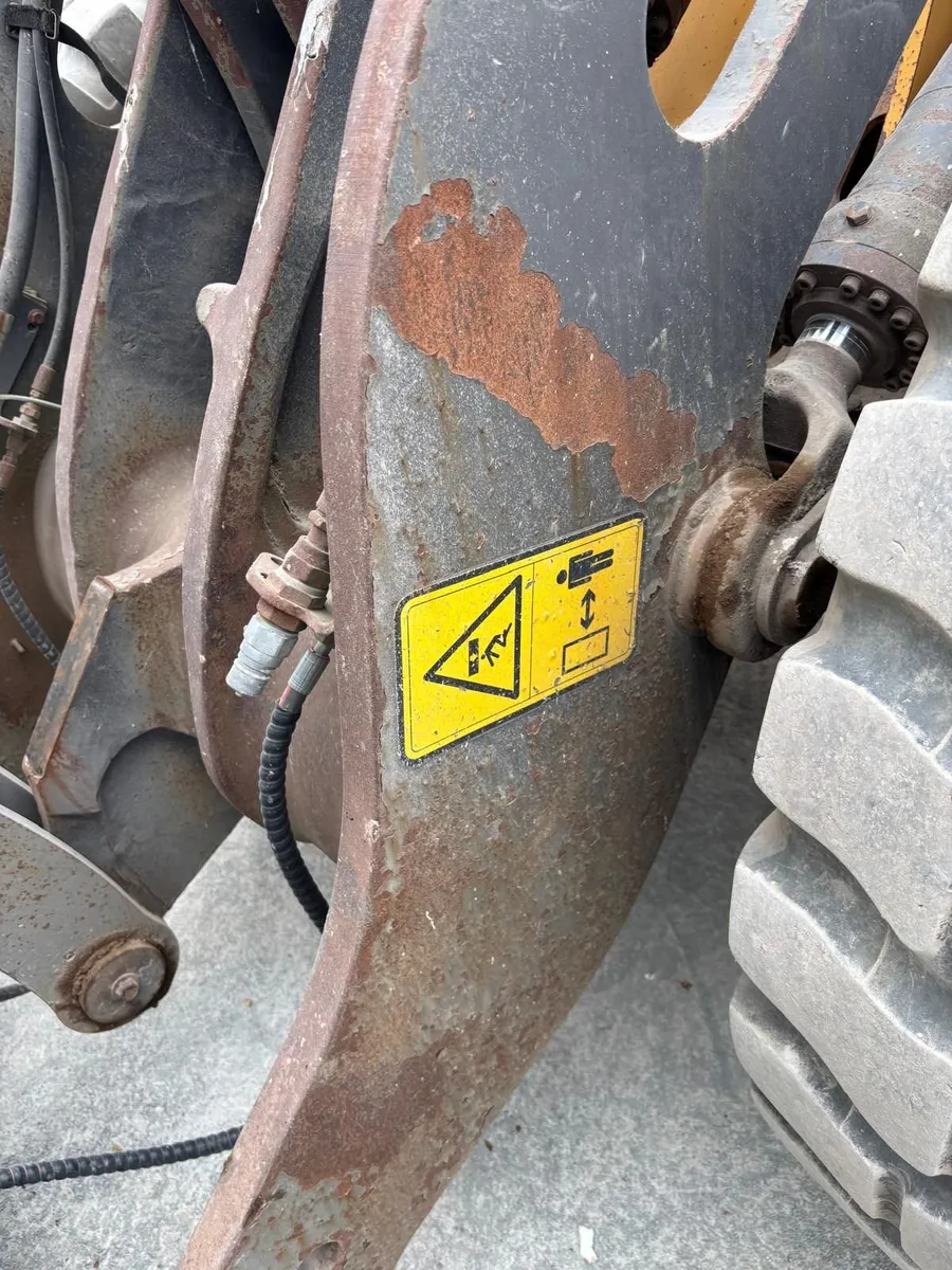 VOLVO L90 ARTICULATED WHEELED LOADING SHOVEL - DOK - Image 3