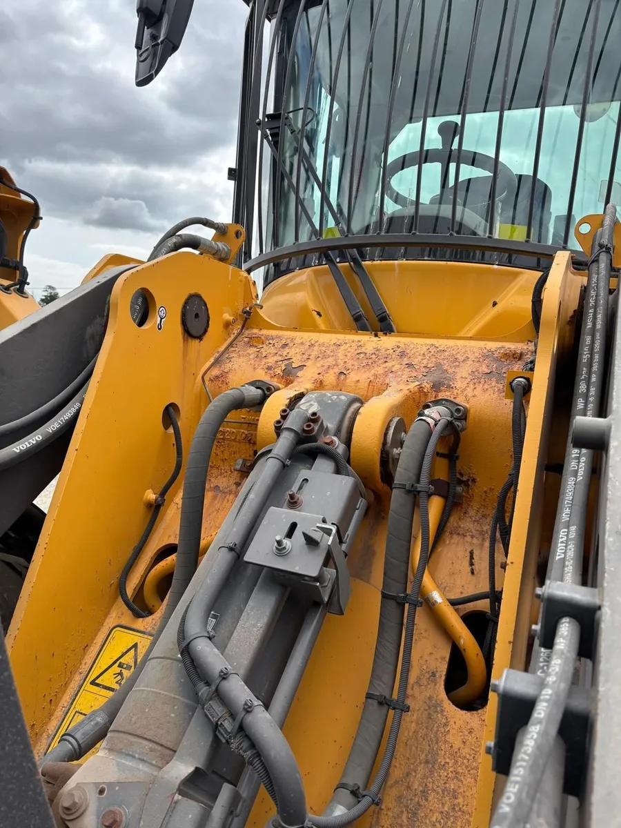 VOLVO L90 ARTICULATED WHEELED LOADING SHOVEL - DOK - Image 4