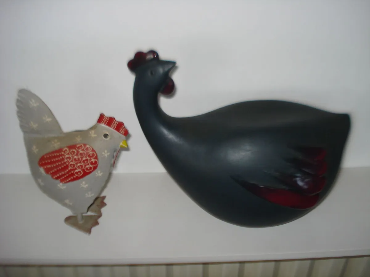 CEAMIC AND METAL HENS ORNAMENTS. - Image 1