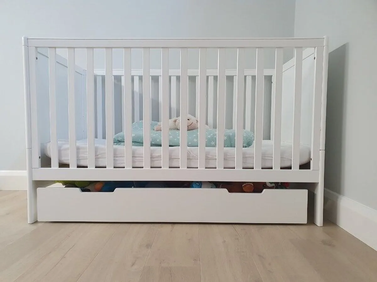 REDUCED Mamas and Papas Childrens cot white - Yale Cot / Cot-bed (& extras) - Image 3
