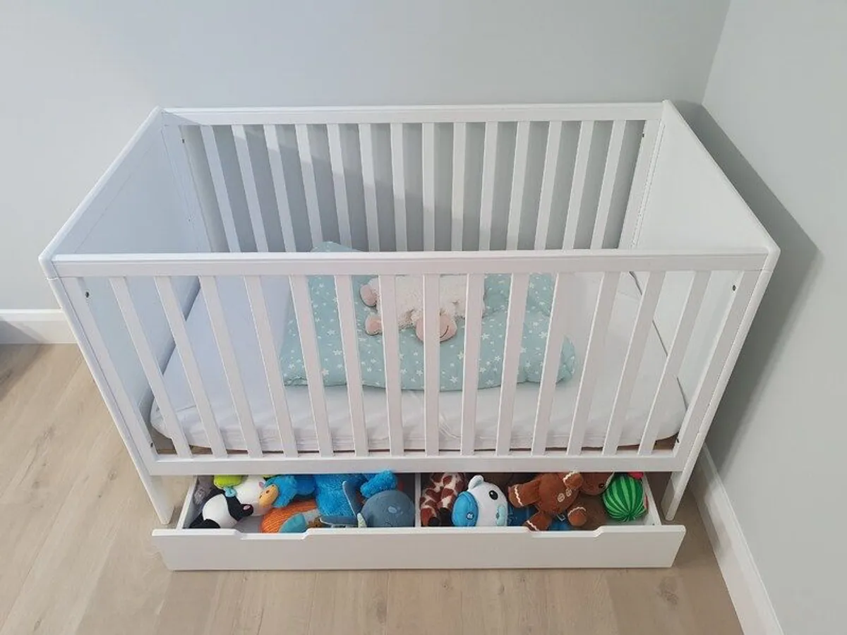 REDUCED Mamas and Papas Childrens cot white - Yale Cot / Cot-bed (& extras) - Image 4