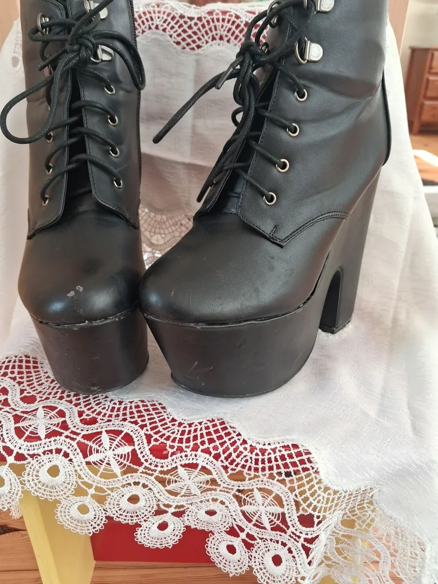 Lace up boots black