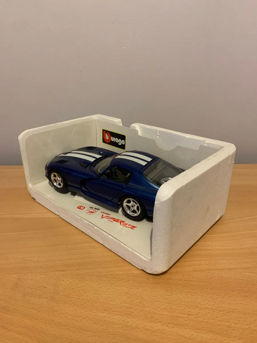 1996 Dodge Viper GTS Coupe 1/18 Burago Model Car - Image 4
