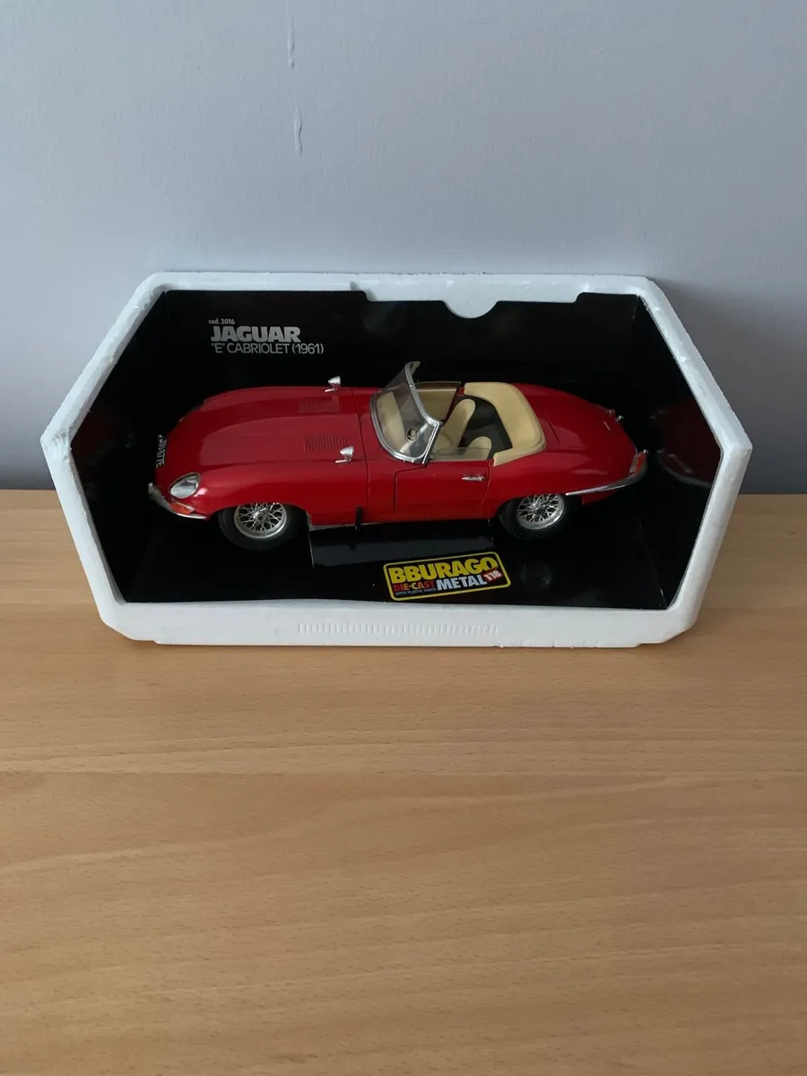 Jaguar E Cabriolet 1961 1/18 Burago Model Car - Image 3