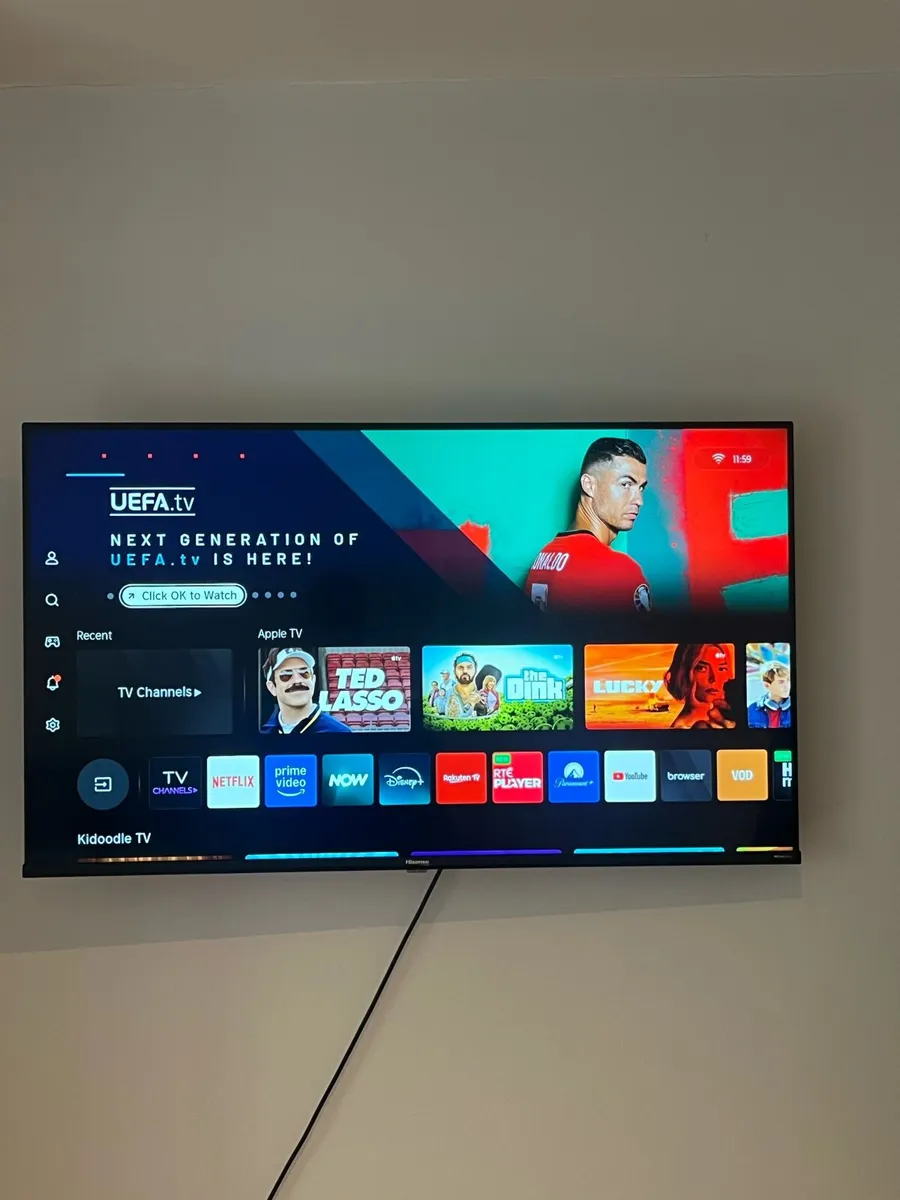 TV 43” Hisense 4K Smart with wall mounted included - Image 1