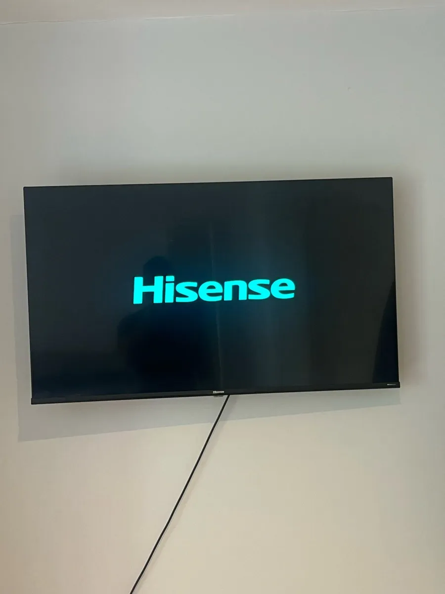 TV 43” Hisense 4K Smart with wall mounted included - Image 2
