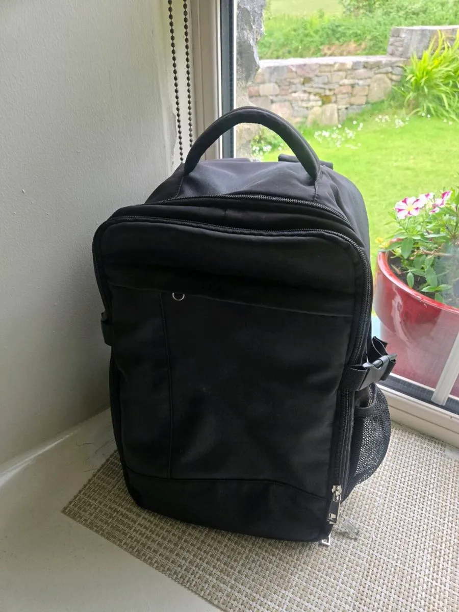 Ryanair Free Cabin Bag 40x25x20 & Drawstring Bag - Image 1