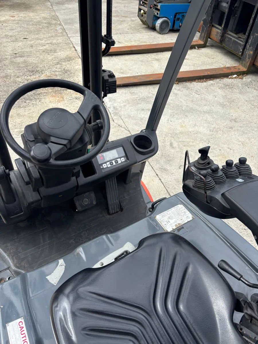 Elecyric 3 wheeler Toyota forklift - Image 4