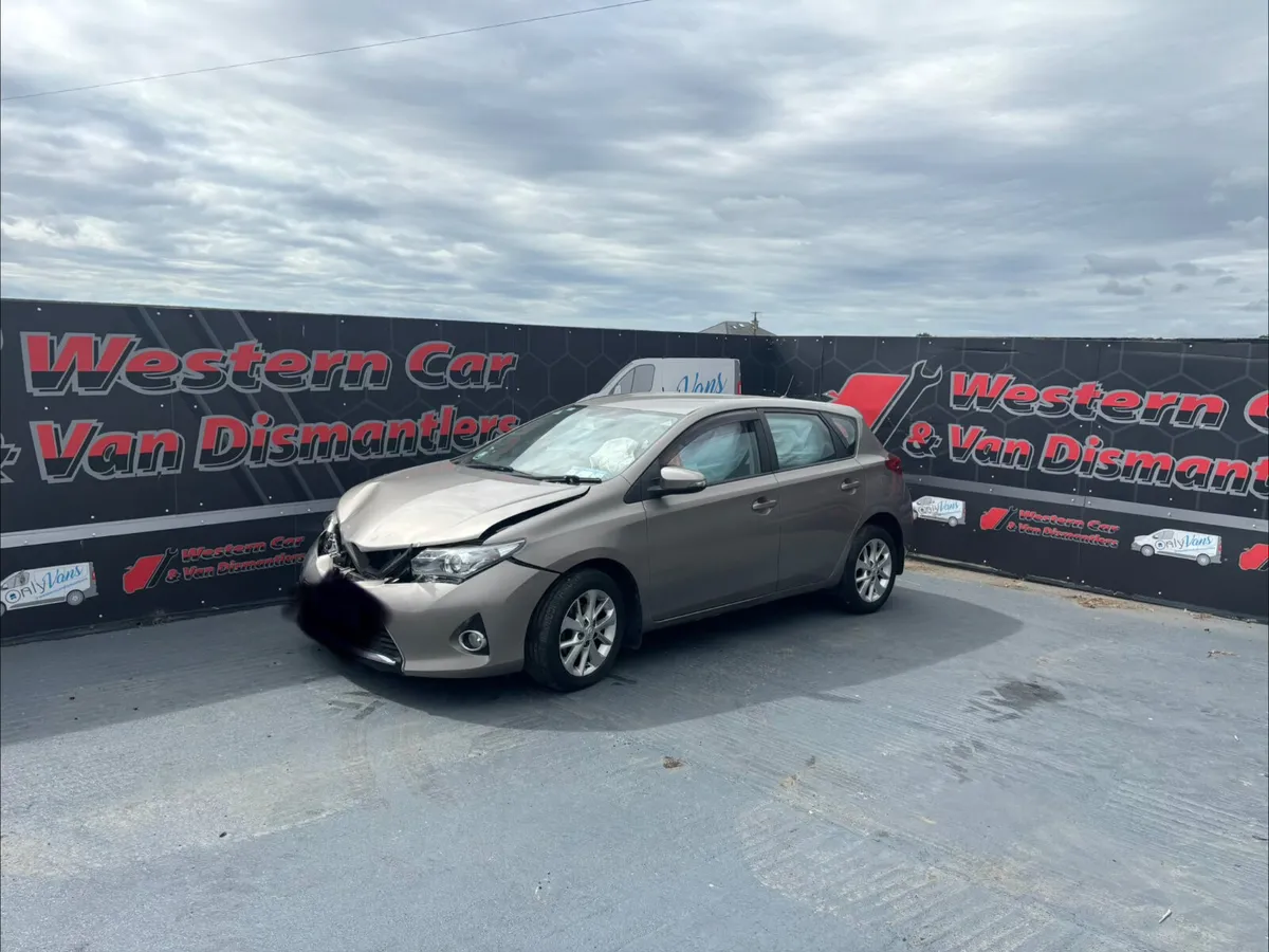 141 Toyota auris 1.33vvti for dismantling