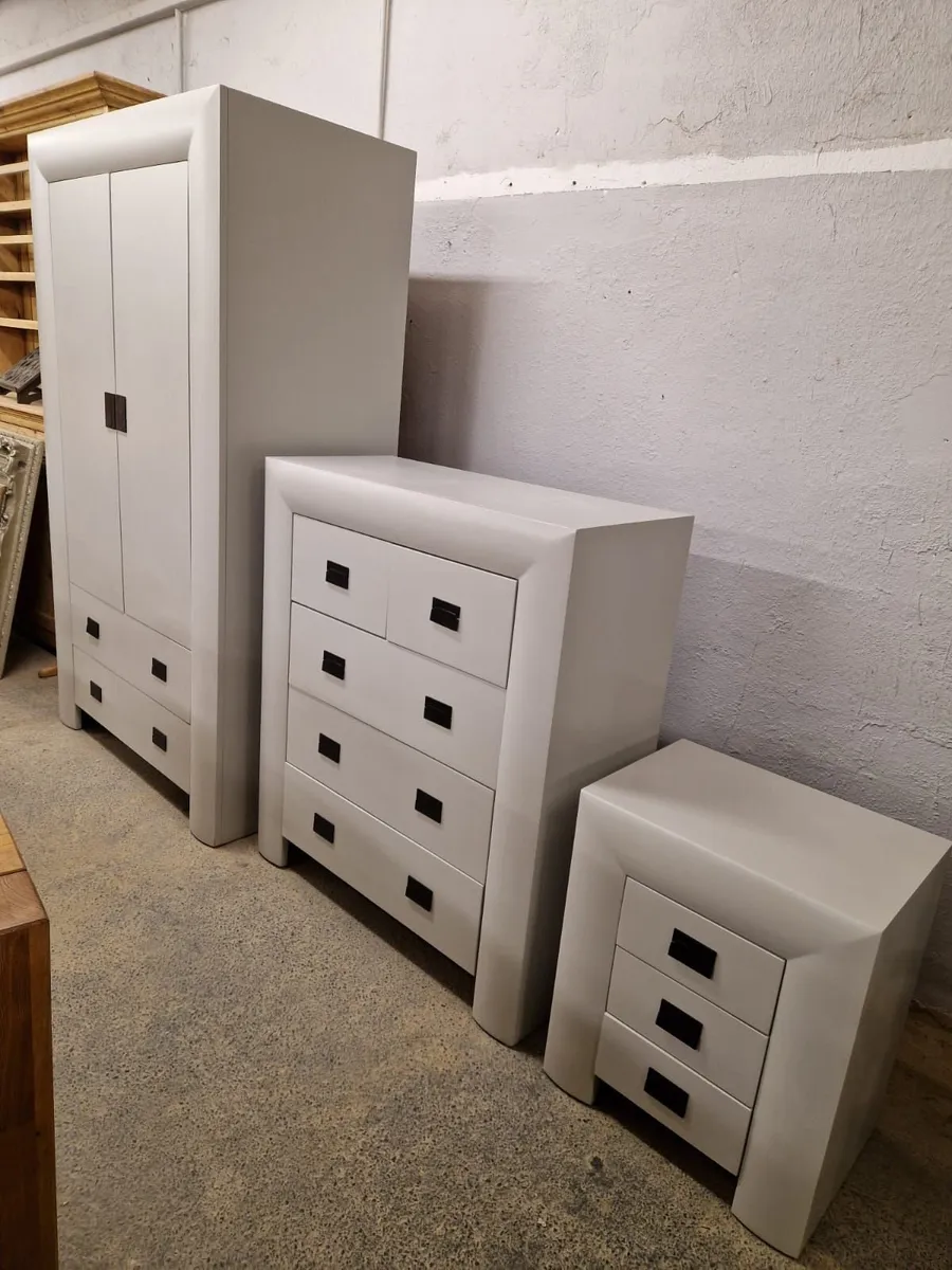 Pine bedroom set, wardrobe, chest, locker - Image 1