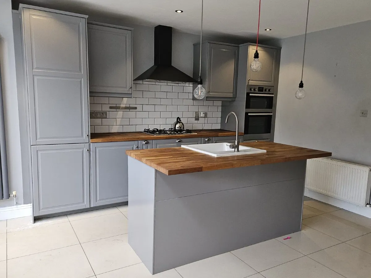 Grey painted kitchen with island & 2 dining units - Image 1