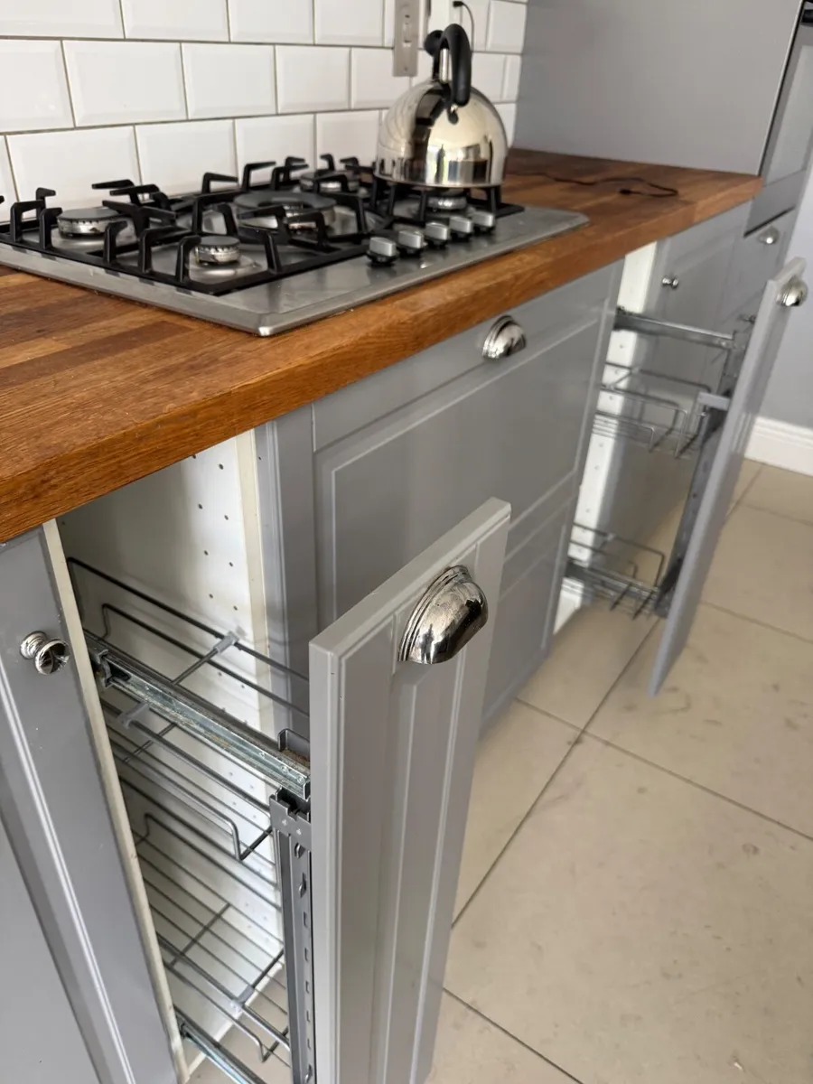 Grey painted kitchen with island & 2 dining units - Image 3