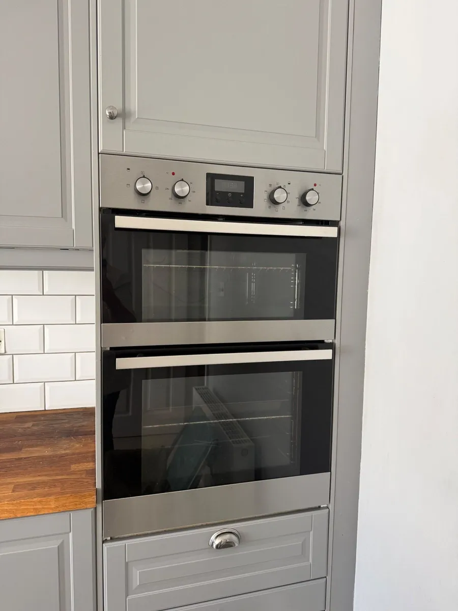 Grey painted kitchen with island & 2 dining units - Image 4