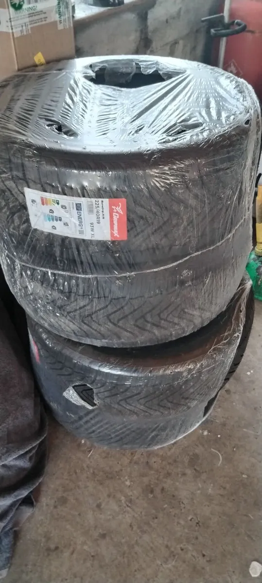 Hyundai I40 Saloon Car tyres  R19 for sale - Image 1