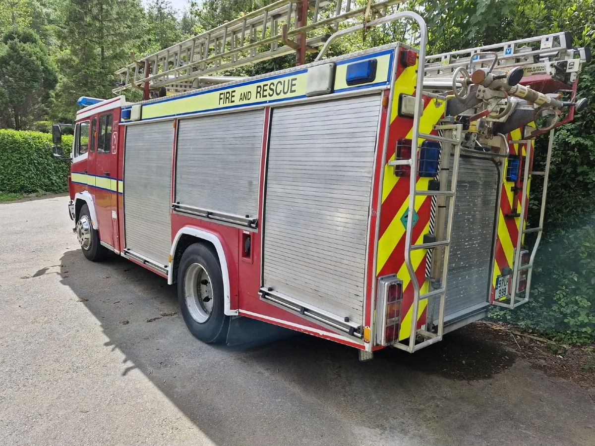 Mercedes-Benz Fire Engine - Image 4