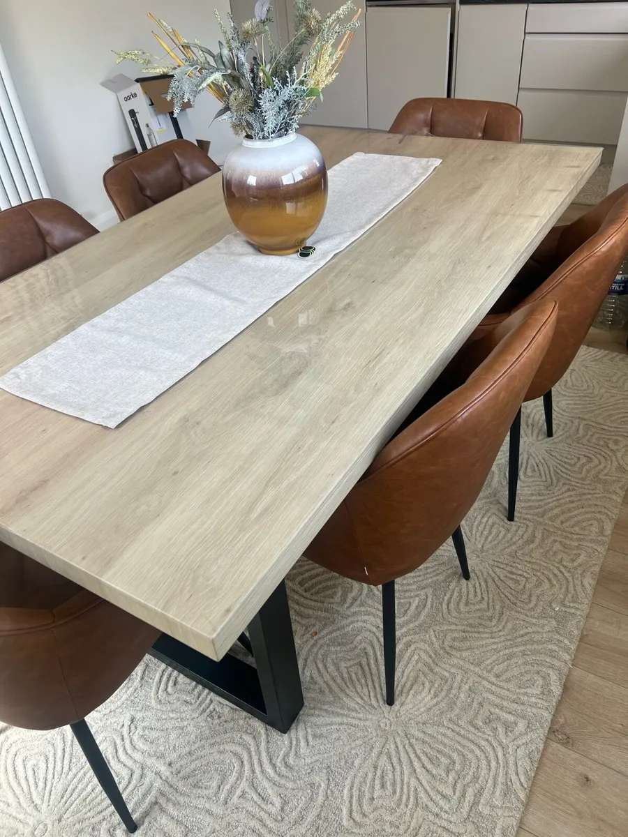 Dining table - Image 1