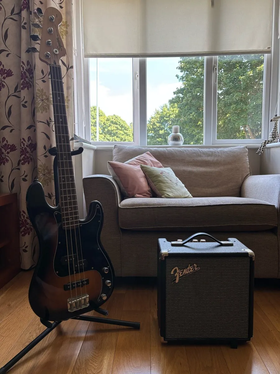 Squire P Bass w/ 15W Rumble Amplifier - Image 1