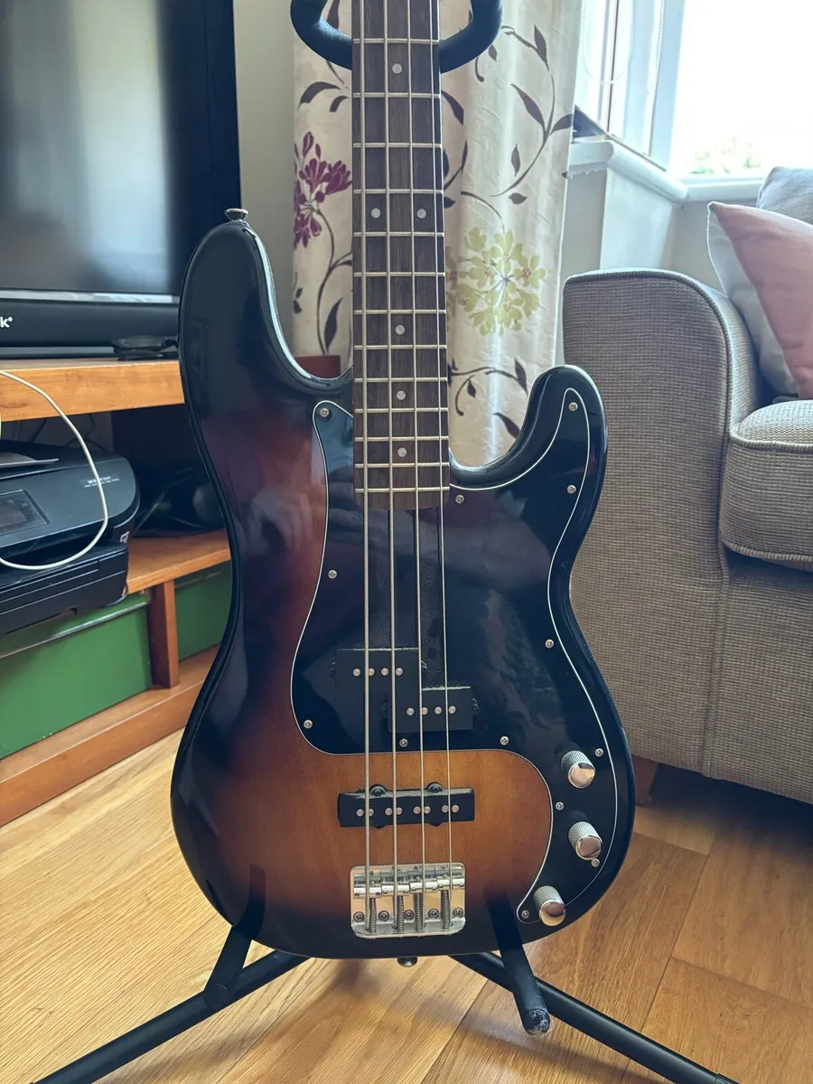 Squire P Bass w/ 15W Rumble Amplifier - Image 2