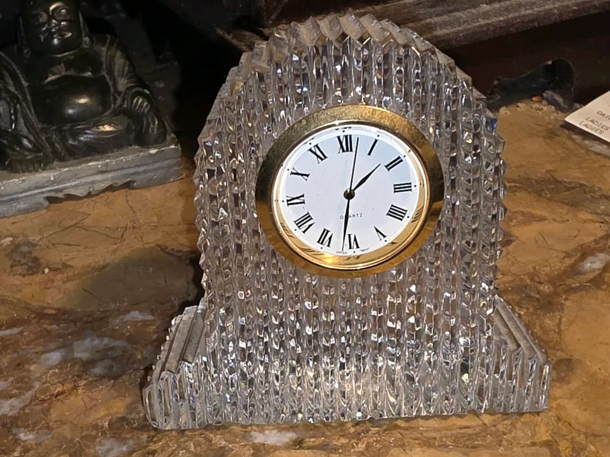VINTAGE IRISH CRYSTAL, 5"Tall 7"Wide Mantle Clock - Image 4