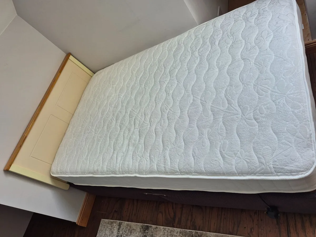 Bed and mattress - Image 3