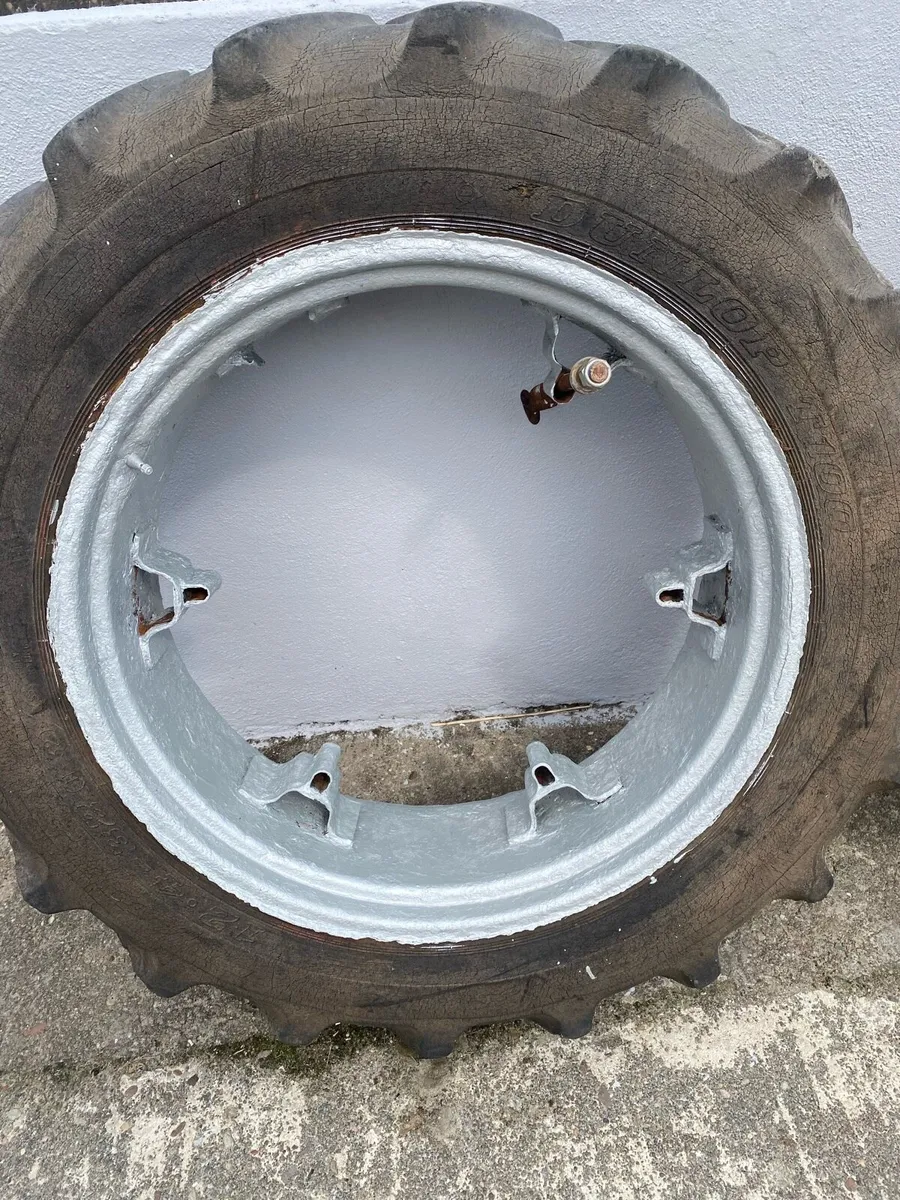 Twin wheels came of a Massey 250 - Image 1