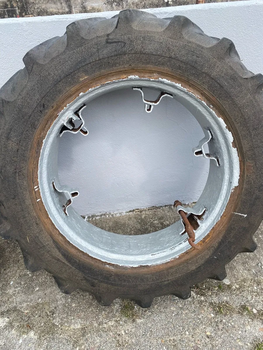 Twin wheels came of a Massey 250 - Image 2