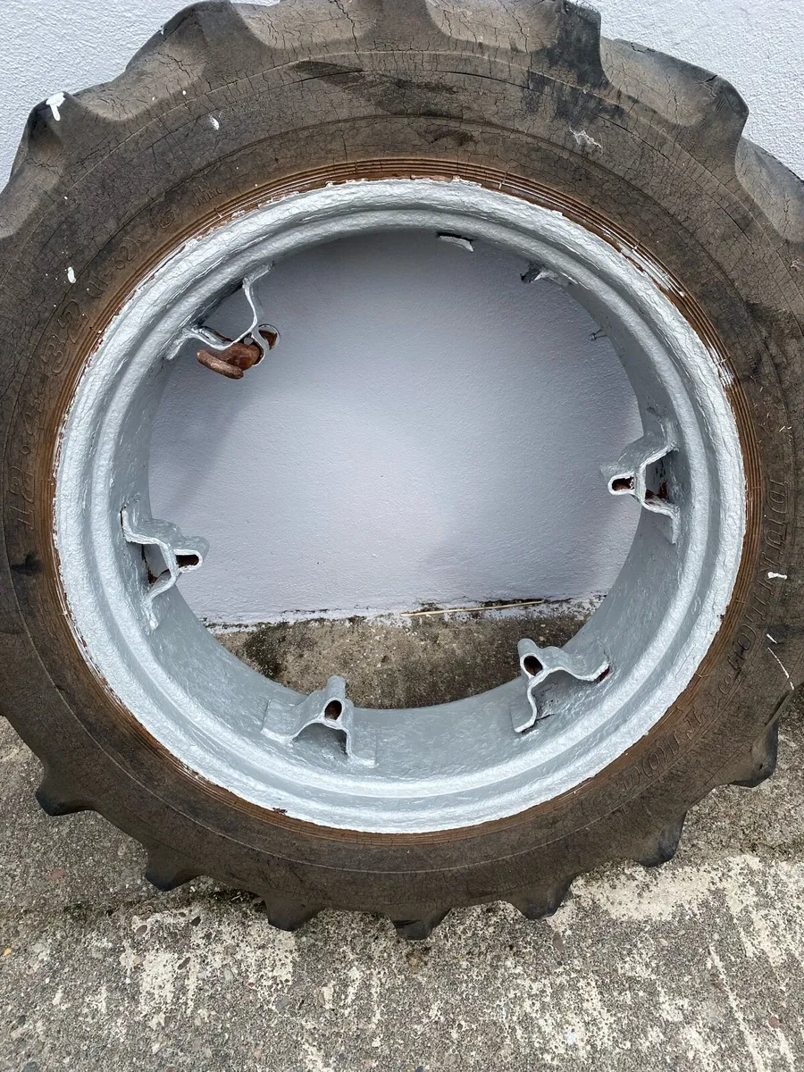 Twin wheels came of a Massey 250 - Image 3
