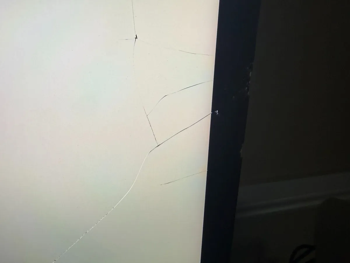 iMac 2020 - i9 - 64gb - 512gb - Cracked Screen - Image 3