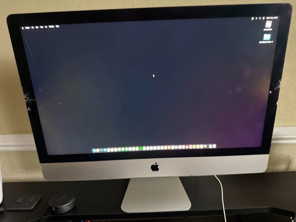 iMac 2020 - i9 - 64gb - 512gb - Cracked Screen - Image 1