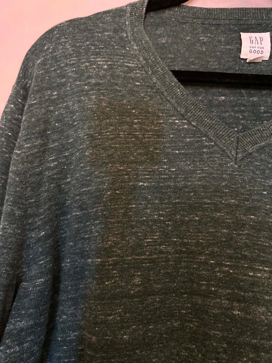 Gap mens V neck sweater - size L - Image 2