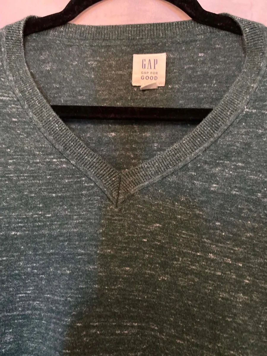 Gap mens V neck sweater - size L - Image 3