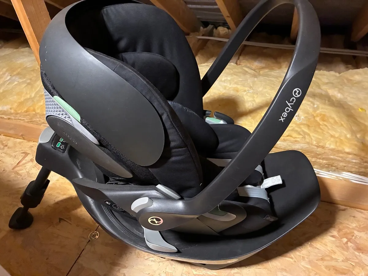 Cybex Cloud i-size rotating car seat and base - Image 1