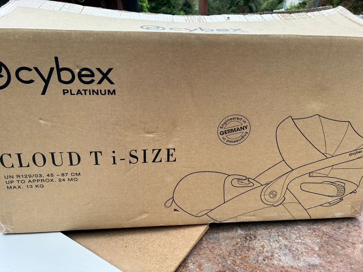 Cybex Cloud i-size rotating car seat and base - Image 3