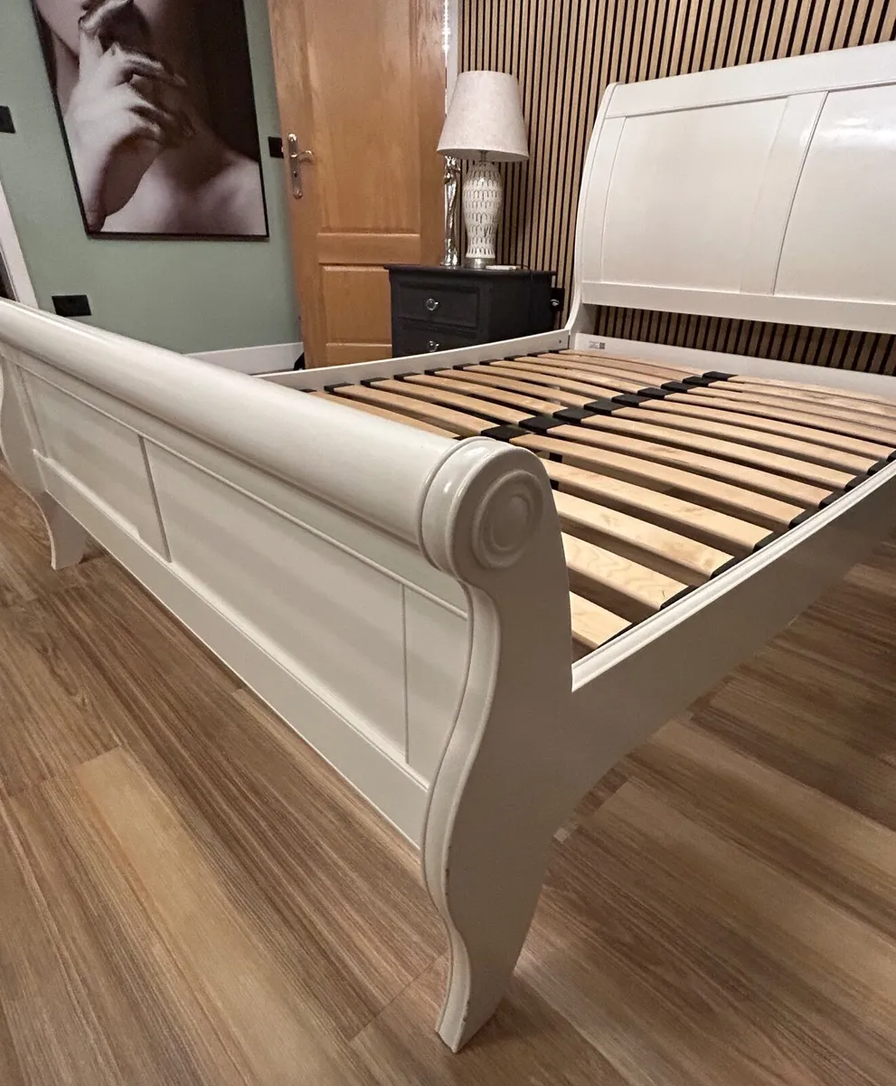 Wood bed frame - Image 1