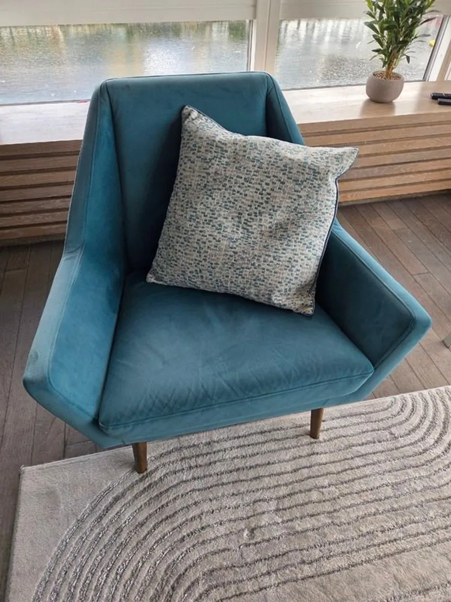 Armchair with cushion, Blue Velvet finish - Image 1