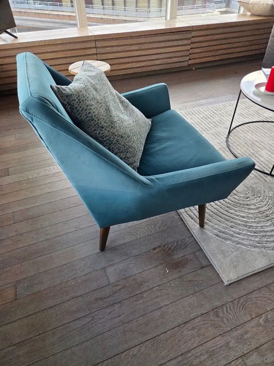 Armchair with cushion, Blue Velvet finish - Image 2