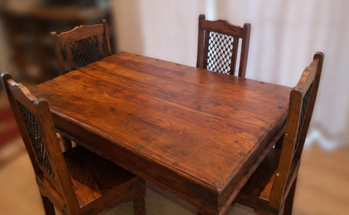 solid wood table with 4 matching chairs - Image 1