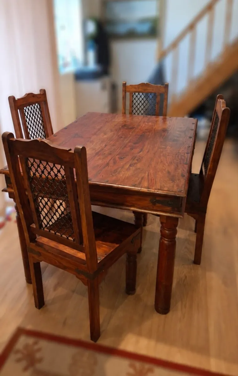 solid wood table with 4 matching chairs - Image 2