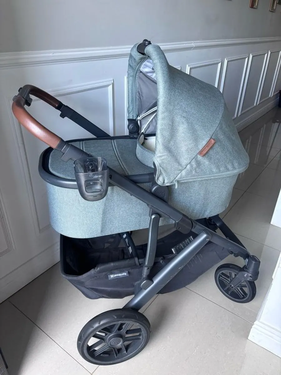Uppababy Vista V2 Gwen immaculate - Image 1