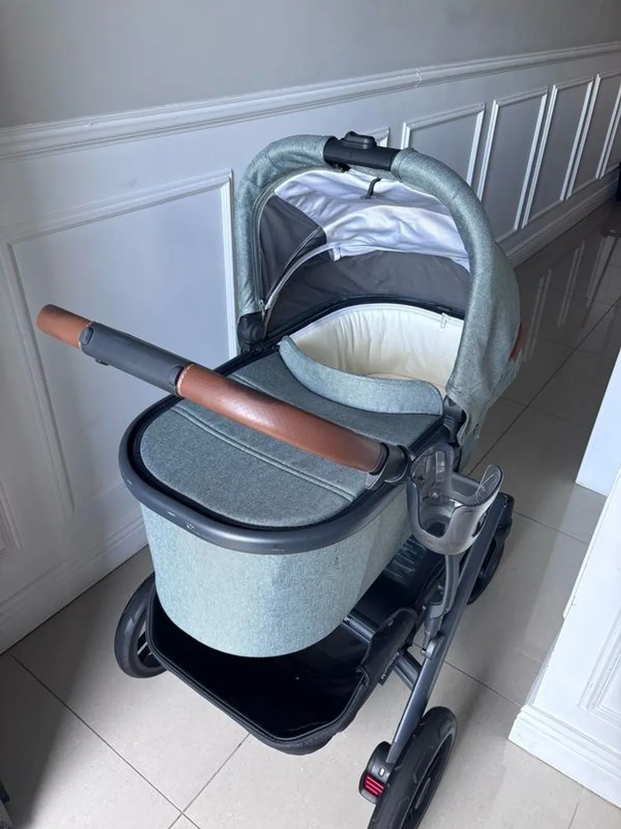 Uppababy Vista V2 Gwen immaculate - Image 2