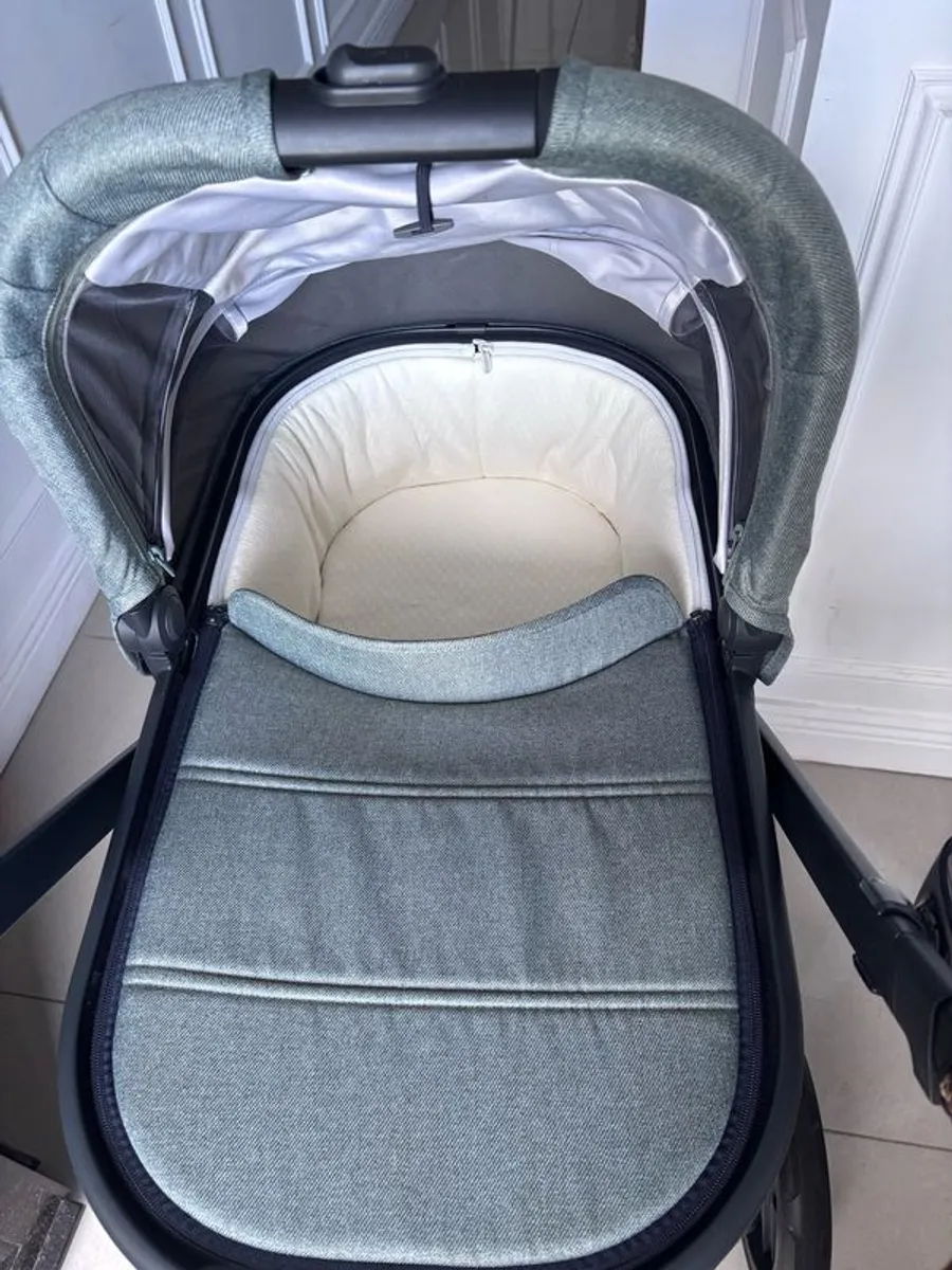 Uppababy Vista V2 Gwen immaculate - Image 4