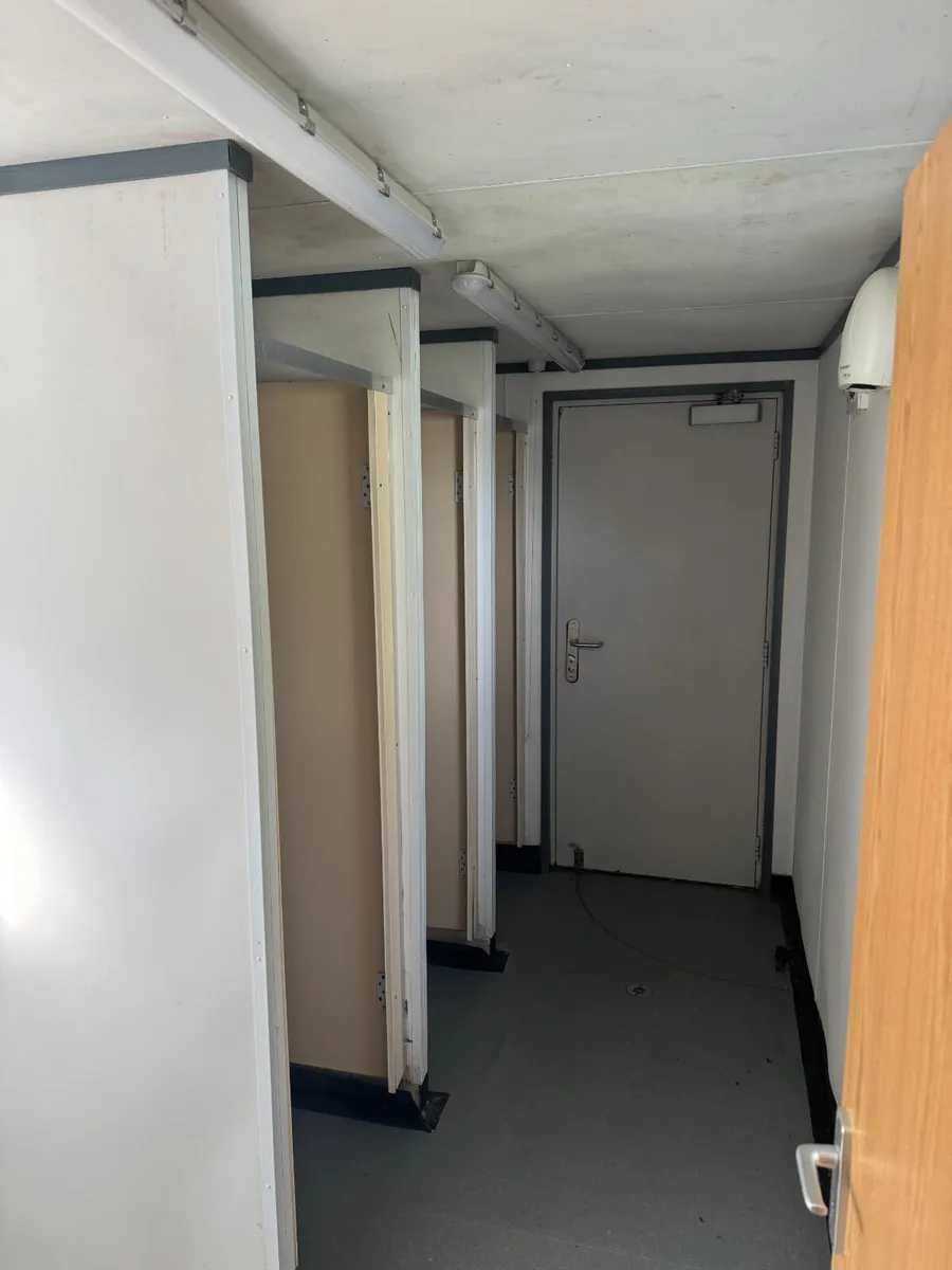 2024 6 Shower Block –Gas Powered–24ft x 10ft –101 - Image 3