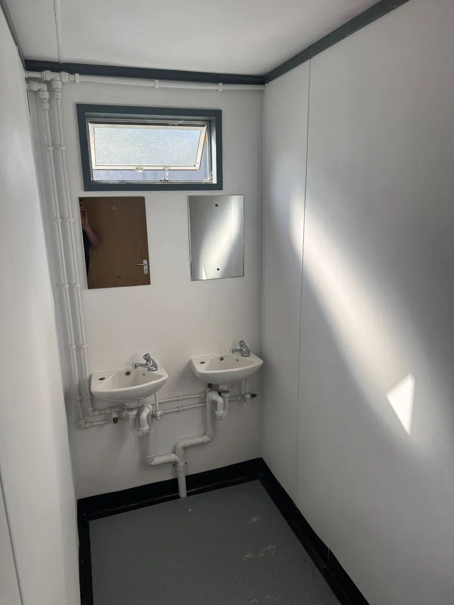 2024 6 Shower Block –Gas Powered–24ft x 10ft –101 - Image 2