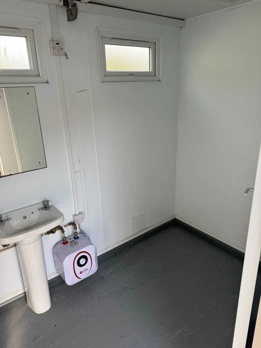 6 Shower Toilet & Changing Block –28ft x 10ft –104 - Image 3