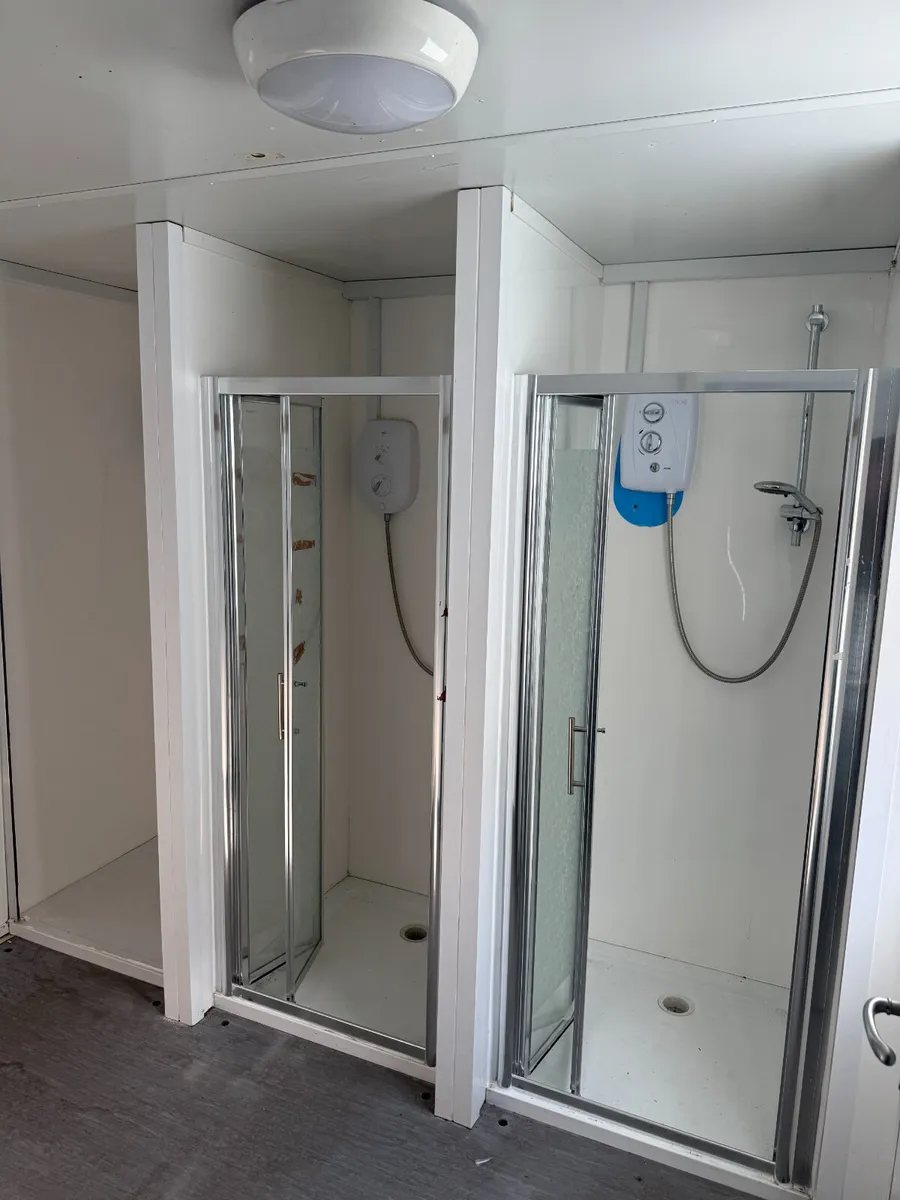 6 Shower Toilet & Changing Block –28ft x 10ft –104 - Image 2