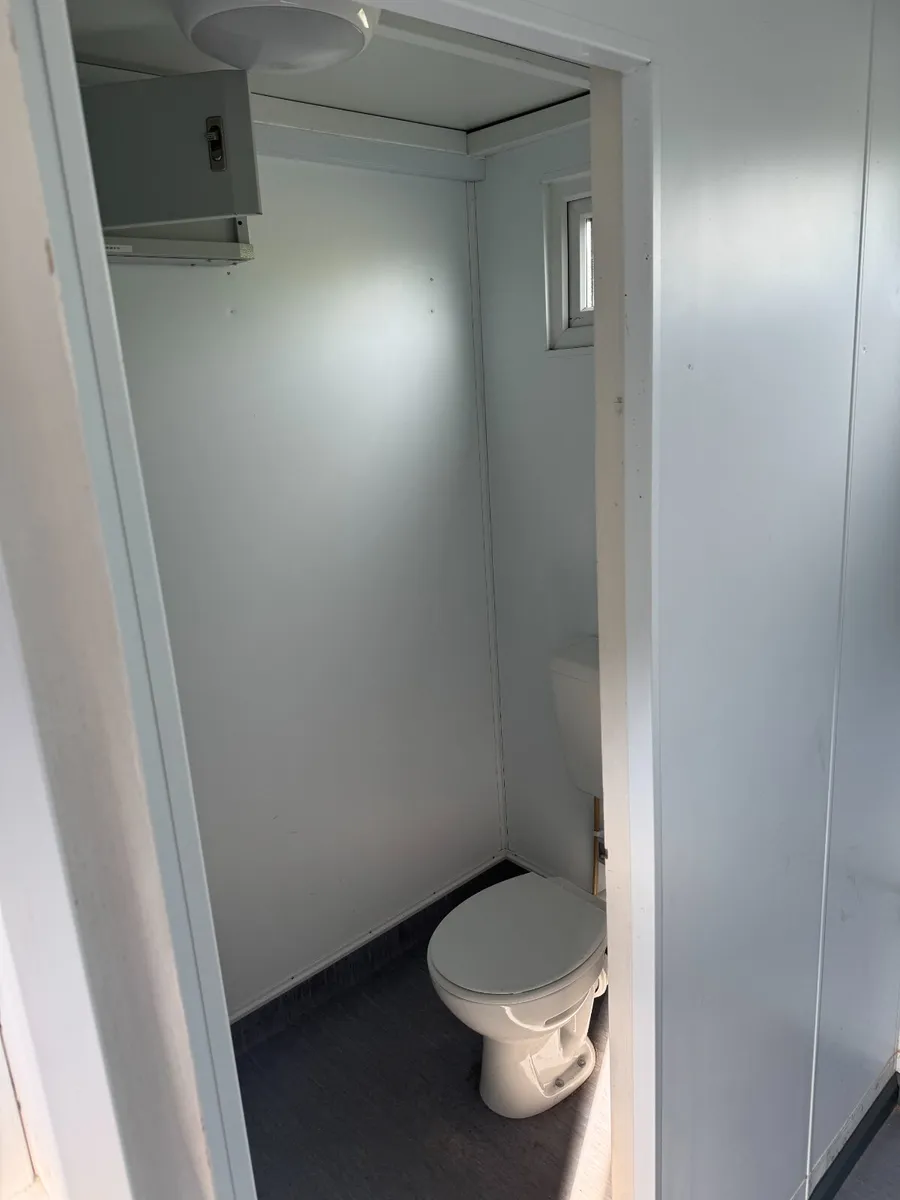 6 Shower Toilet & Changing Block –28ft x 10ft –104 - Image 4