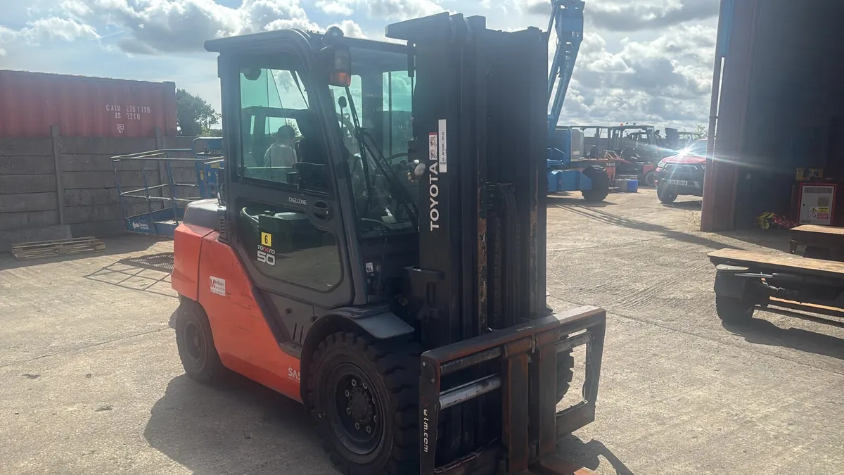 5 ton toyota forklift - Image 1