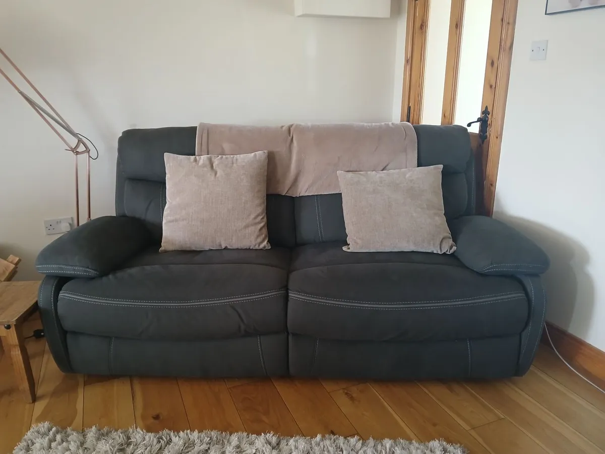 Suite of furniture - Image 1