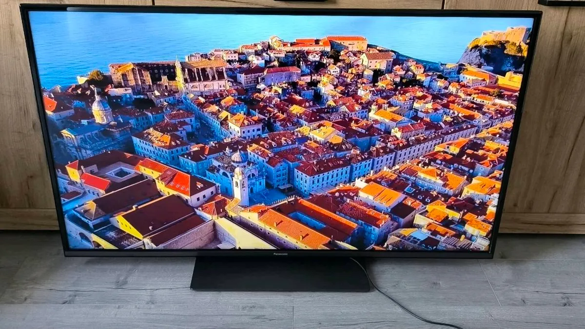 49" TV PANASONIC, SMART - Image 1