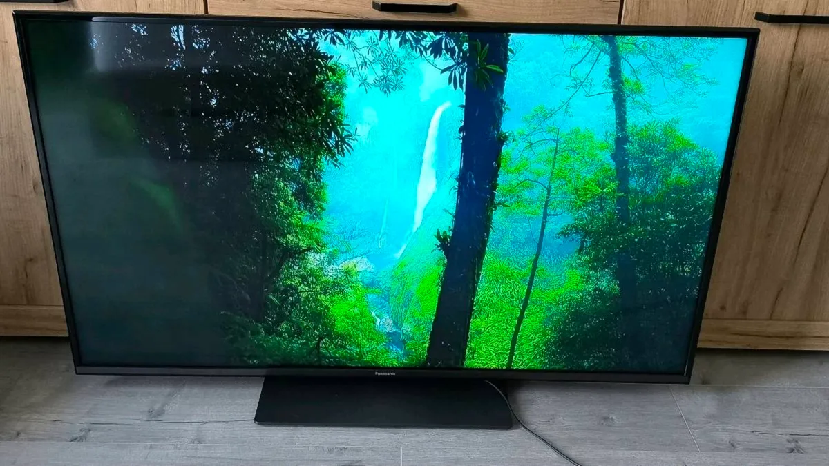 49" TV PANASONIC, SMART - Image 2